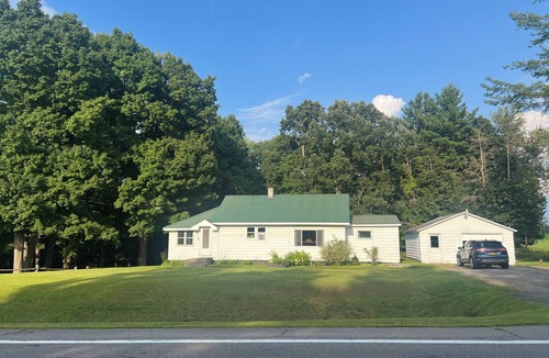 Madrid House | Cozy creekside retreat- 2mi to St. Lawrence River, 15mi to local Universities
