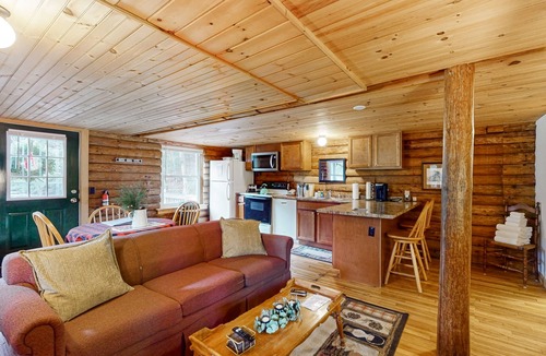 Jeffersonville Condo | Cozy dog-friendly condo w/private deck, grill, gas fireplace, firepit, cornhole