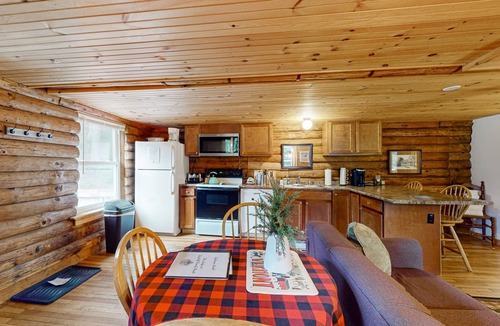 Jeffersonville Condo | Cozy dog-friendly condo w/private deck, grill, gas fireplace, firepit, cornhole