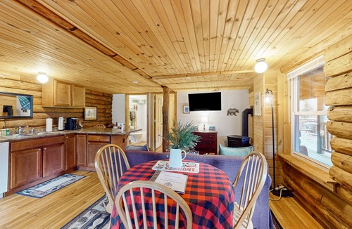 Jeffersonville Condo | Cozy dog-friendly condo w/private deck, grill, gas fireplace, firepit, cornhole