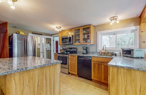 Dorset House | Cozy dog-friendly home, fenced yard, gas fireplace, BBQ, wifi, partial a/c, w/d