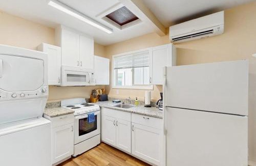 Coburg Apartment | Cozy dog-friendly studio fast WIFI AC and in-unit washer & dryer