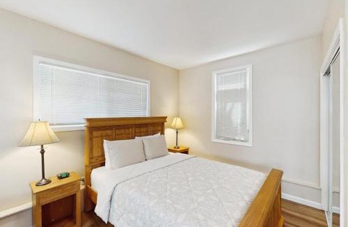 Coburg Apartment | Cozy dog-friendly studio fast WIFI AC and in-unit washer & dryer