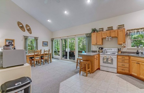 Campton House | Cozy Family Cottage in White Mountains access to Pool, Hot Tub, WiFi, Gym, Sauna