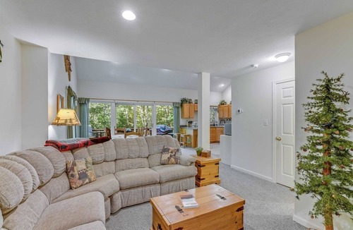 Campton House | Cozy Family Cottage in White Mountains access to Pool, Hot Tub, WiFi, Gym, Sauna