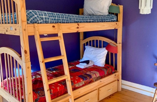 Rowe Bed & Breakfast | Cozy Farmhouse Retreat - Ram Dass Room