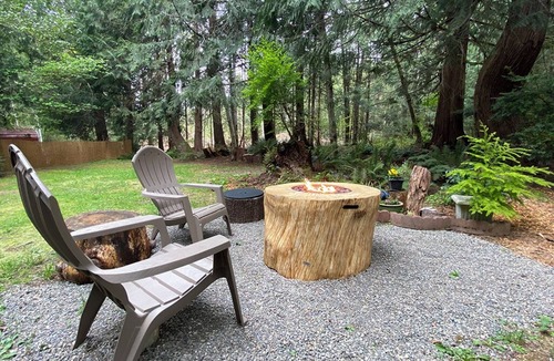Shelton Cabin | Cozy Forest Escape Private Hot Tub Trails & Gnome Walk Near Beach