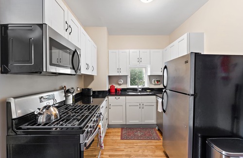East Harriet House | Cozy Historical Home-Trendy Lakes Area- 3 Bedroom 1 & 1/2 Bath