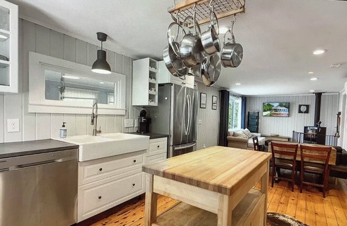 St. Albans House | Cozy house on Lake Champlain, sunsets, dog friendly, 1.5 bath, kayaks, mooring