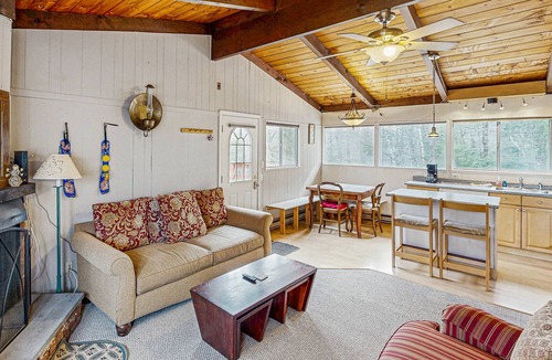 Wardsboro House | Cozy house w/clubhouse heated pool, fireplace, balcony, jacuzzi, w/d, wifi