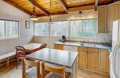 Wardsboro House | Cozy house w/clubhouse heated pool, fireplace, balcony, jacuzzi, w/d, wifi
