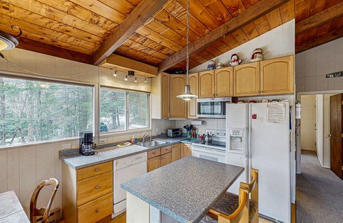 Wardsboro House | Cozy house w/clubhouse heated pool, fireplace, balcony, jacuzzi, w/d, wifi