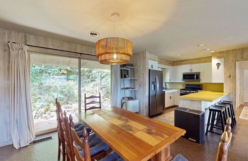 Jamaica House | Cozy house w/mtn views, sauna, fire pit, BBQ, fireplace, w/d, deck, wifi, EV