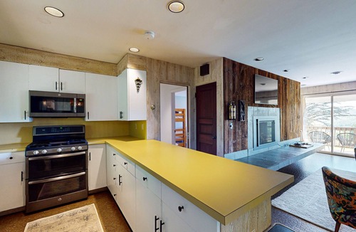Jamaica House | Cozy house w/mtn views, sauna, fire pit, BBQ, fireplace, w/d, deck, wifi, EV