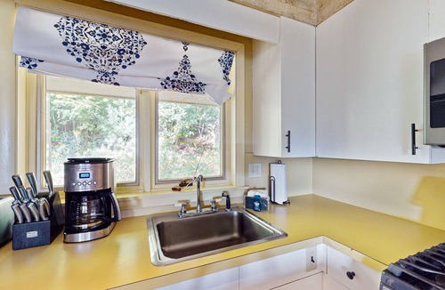 Jamaica House | Cozy house w/mtn views, sauna, fire pit, BBQ, fireplace, w/d, deck, wifi, EV