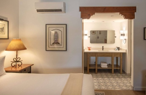 Downtown Santa Fe Hotel | Cozy King Bed | Free Breakfast & Pet Friendly
