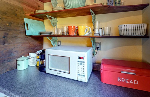 Grand Isle Cottage | Cozy lakefront cabin w/ deck, beach access, & outdoor shower