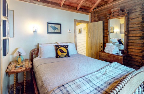 Grand Isle Cottage | Cozy lakefront cabin w/ deck, beach access, & outdoor shower