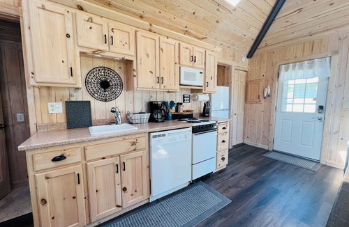 Breezy Point Cabin | Cozy Lakeview Cabin in the heart of Breezy Point Resort