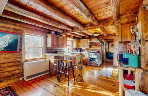 Bethel House | Cozy log cabin & loft, close to recreation, dog-friendly, bbq, balcony, a/c, w/d