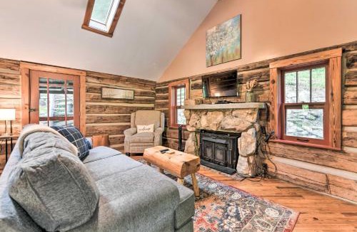 Clyde Apartment | Cozy Mama Bear Cabin with Mountain Views!