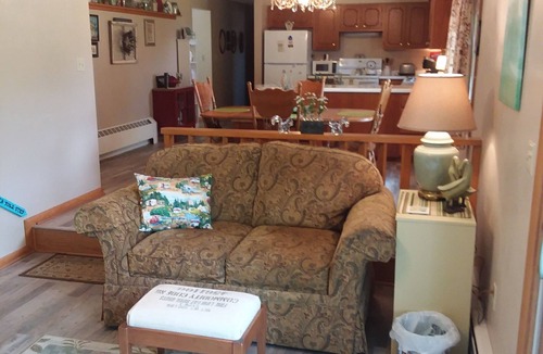 Nelson House | Cozy Mid-Century home on the scenic River Road.