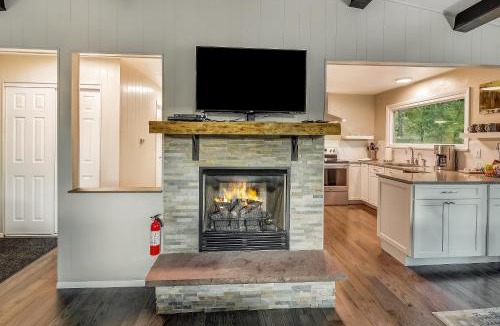 Lyons House | Cozy Mountain Home with Great Views, Deck & WiFi