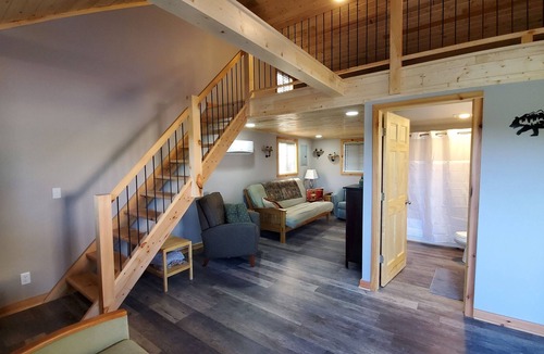 Merrillan House | Cozy Open Concept Cabin for 6