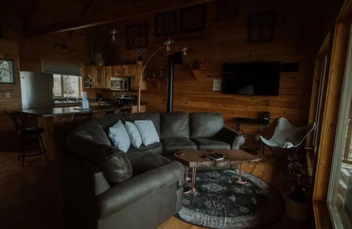 Mindoro Cabin | Cozy Pettinger Cabin @ Highest Elevation in CTY
