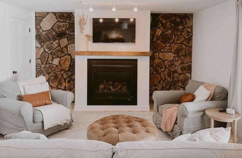 Hudson Apartment | Cozy private unit with hot tub, sauna, gas fireplace and jacuzzi