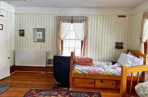 Rowe Bed & Breakfast | Cozy Retreat in historic Farmhouse - Tranquility Room