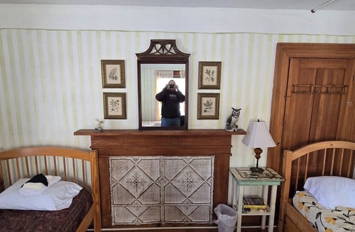 Rowe Bed & Breakfast | Cozy Retreat in historic Farmhouse - Tranquility Room