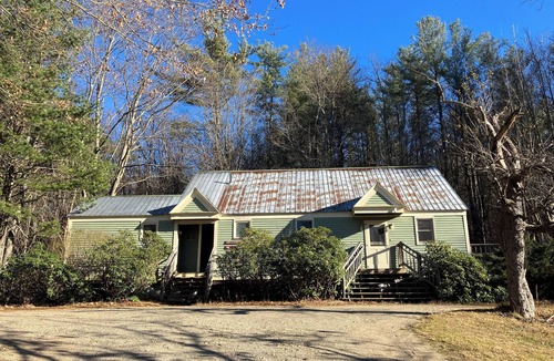 Rowe Bed & Breakfast | Cozy Retreat in the Berkshires - Cherry Room in Orchard Guest House