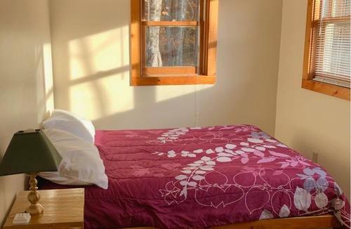 Rowe Bed & Breakfast | Cozy Retreat in the Berkshires - Prue Berry Room in Orchard Guest House