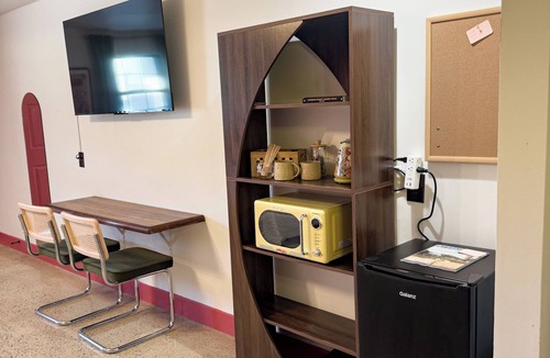Lawrenceburg Apartment | Cozy Retro-Modern Room · Clean + quiet · Self Check-In · Family-Friendly Stay in Lawrenceburg