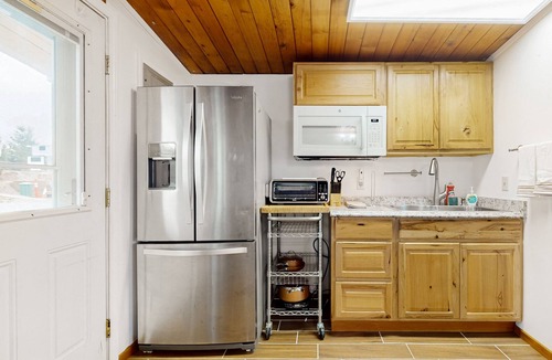 Mount Vernon Apartment | Cozy riverside cabin with kitchenette & laundry facilities - dog-friendly