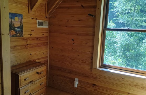 Dunlap Cabin | Cozy, secluded Dunlap cabin with a creek and playset by hangglider landing zone