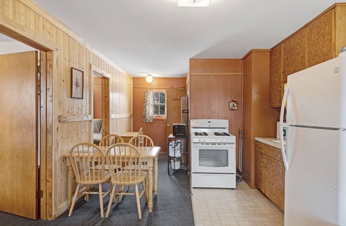 South Fork Cabin | Cozy South Fork cabin with kitchen, shared grill, and free WiFi - dogs welcome