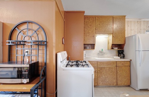 South Fork Cabin | Cozy South Fork cabin with kitchen, shared grill, and free WiFi - dogs welcome