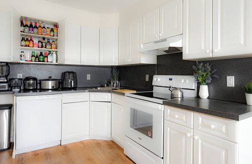 White Plains House | Cozy & Spacious 3BR Home/4 Queen Beds/Garage Parking/Family Friendly