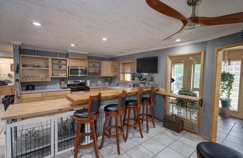 Red River House | Cozy & Spacious 6 Bedroom house with a GAMEROOM