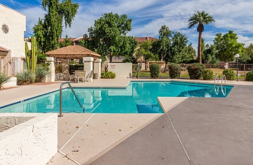 Lake Biltmore Village Condo | ⭐️⭐️⭐️⭐️⭐️, Cozy- Spacious, Ground Level, 2BR/2BA Condo. Points West Condos
