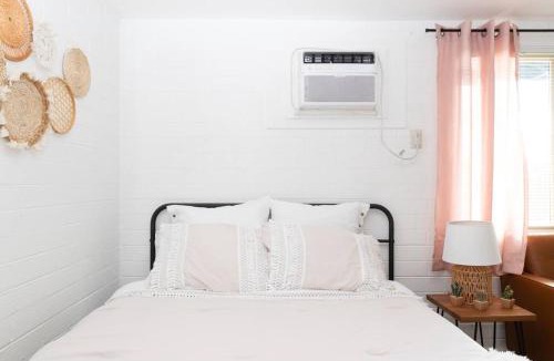 Riverside Apartment | Cozy Studio w/bath, kitchen in the heart of Tempe
