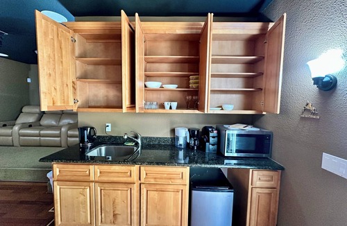 Estates Apartment | Cozy studio with Kitchenette, WiFi and AC in enchanting San Jose.