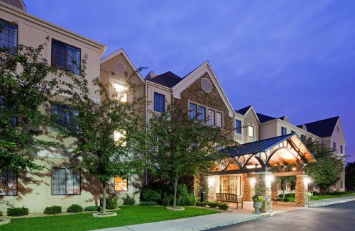 Eagan Condo | Cozy Suite in Eagan | Free Wifi, Parking & Gym!
