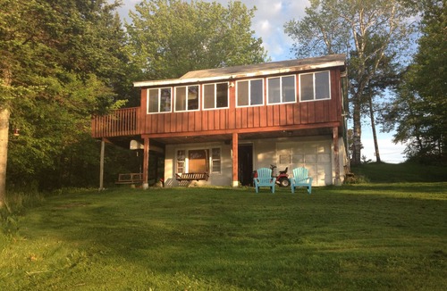 Woodford Cottage | Cozy Woodford Lakefront Cottage