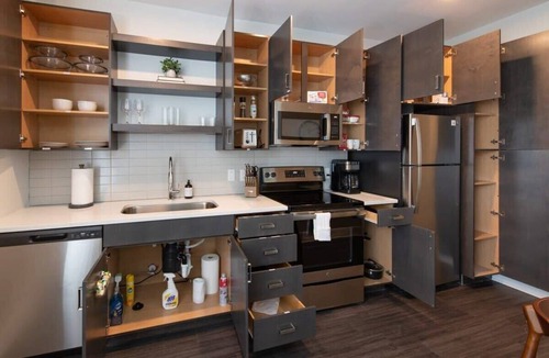 Central Business District Apartment | Cozysuites l Stylish 1BR in Downtown Cincinnati