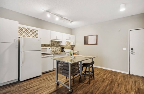 Mill District Apartment | CozySuites Mill District with pool, gym #02