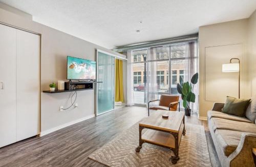 Mill District Apartment | CozySuites Mill District with pool, gym #02