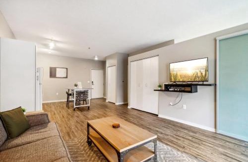Mill District Apartment | CozySuites Mill District with pool, gym #02